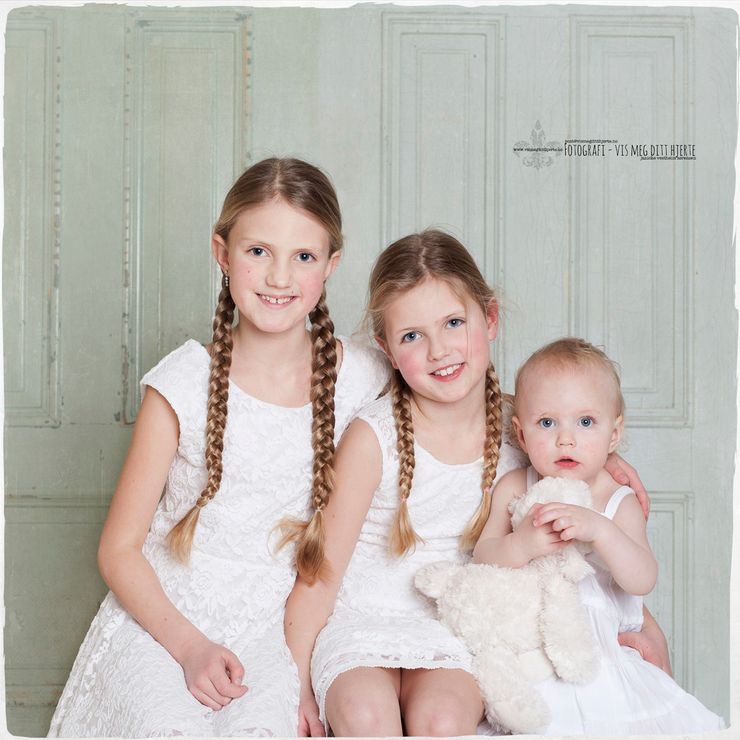 Søstre i hvite kjoler